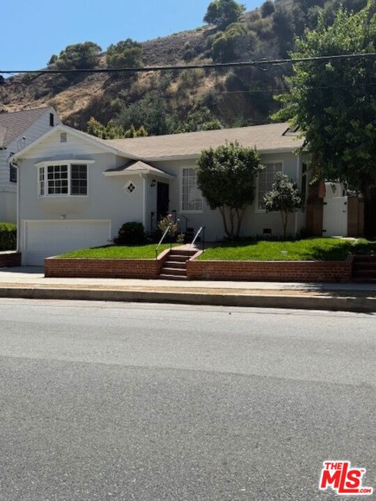 2515 Canyon Drive, Los Angeles CA: https://media.crmls.org/mediaz/6c77ab54-0421-454f-8715-909a64dd53c3.jpg