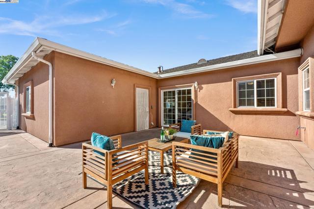 6176 Thomas Ave, Newark CA: https://media.crmls.org/mediaz/6c788ede-92d8-4ff4-a146-81730fb55b6e.jpg