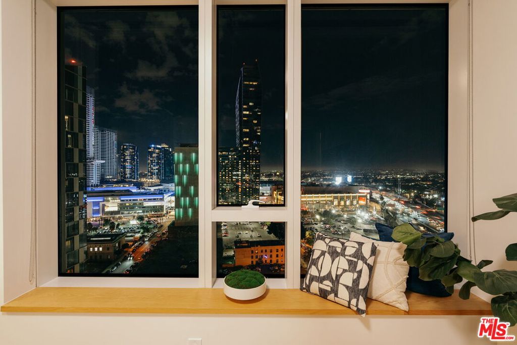 https://media.crmls.org/mediaz/6c78dd83-df8b-488e-ba71-f39a2667e2e3.jpg?preset=X-Large