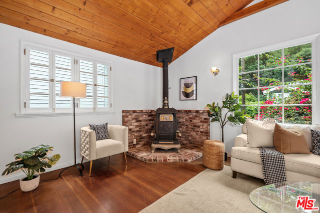 10545 Selkirk Lane, Los Angeles CA: https://media.crmls.org/mediaz/6c790d91-da89-46a4-9c5d-df5c83eb7d7a.jpg