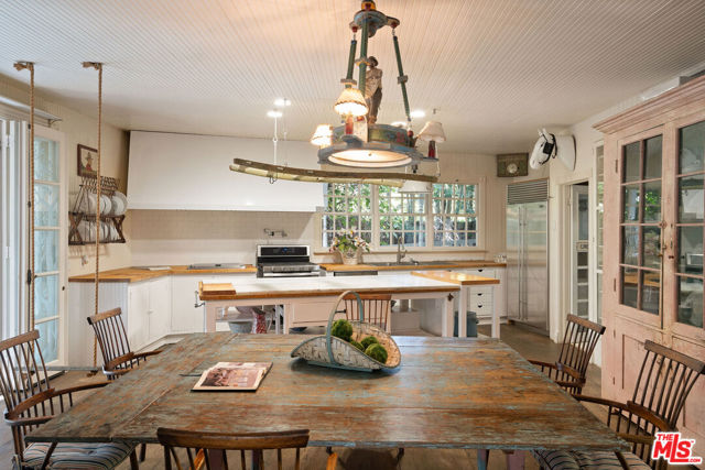 2020 Coldwater Canyon Drive, Beverly Hills CA: https://media.crmls.org/mediaz/6c7913ec-4b06-438e-8274-92e3782c4daa.jpg