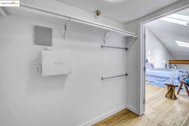 1695 15Th St, Oakland CA: https://media.crmls.org/mediaz/6c7a2c1a-8ec0-415b-b321-5fa482971081.jpg