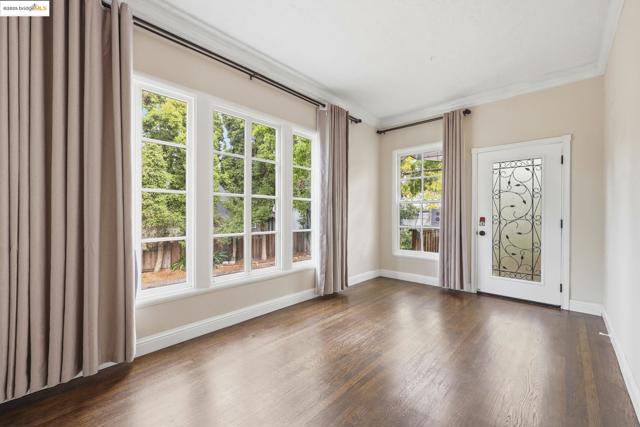 5449 Barrett Ave, El Cerrito CA: https://media.crmls.org/mediaz/6c7abf3c-1423-4e8e-a068-7638176d9d82.jpg