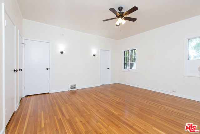 181 S Sycamore Avenue, Los Angeles CA: https://media.crmls.org/mediaz/6c7c0faf-6752-4594-a9b5-e70e7aab3029.jpg