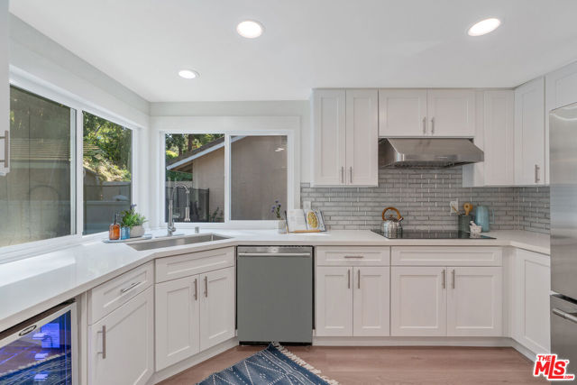 19 Rippling, Irvine CA: https://media.crmls.org/mediaz/6c7c5aef-0c13-47bb-80f1-b638591d82fb.jpg