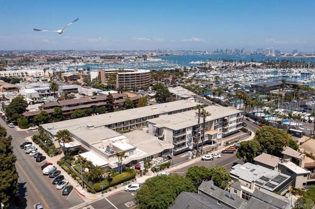 1021 Scott St, San Diego CA: https://media.crmls.org/mediaz/6c7ce028-1038-4611-860b-c3360ec00261.jpg