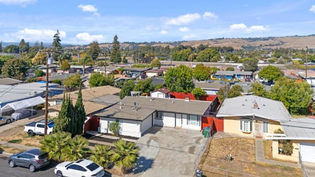 27650 La Porte Avenue, Hayward CA: https://media.crmls.org/mediaz/6c7d536e-d569-49b3-908d-419132a4b89e.jpg
