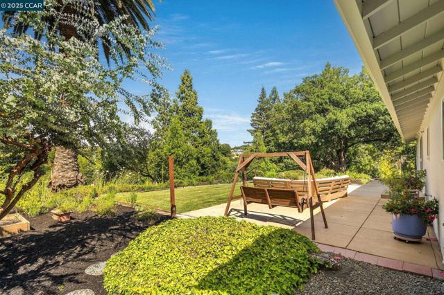 3402 Goyak Dr, Lafayette CA: https://media.crmls.org/mediaz/6c7d9524-cc03-4a33-bfa4-985f4caeea91.jpg