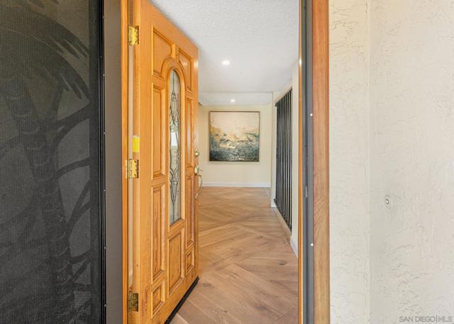 7945 Shadow Hill Dr, La Mesa CA: https://media.crmls.org/mediaz/6c7ded8c-80a2-46d0-ab6e-a30fc1a09e4e.jpg