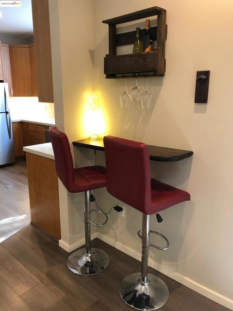 562 29th St, Oakland CA: https://media.crmls.org/mediaz/6c7e0112-4d47-4b96-a2c8-e518729018ea.jpg