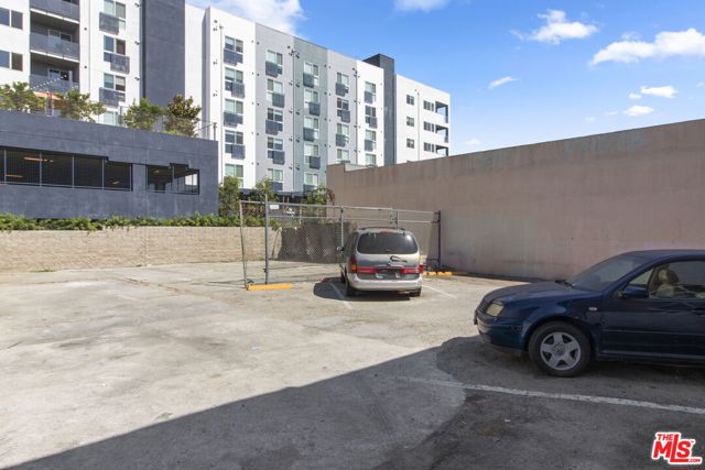 225 W Adams Boulevard, Los Angeles CA: https://media.crmls.org/mediaz/6c7e458a-6747-435a-8654-a9e5fa1ca3f8.jpg