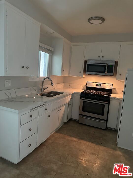 212 E Tamarack Avenue, Inglewood CA: https://media.crmls.org/mediaz/6c7e4802-6182-482d-b3ba-e977d02f1fe4.jpg