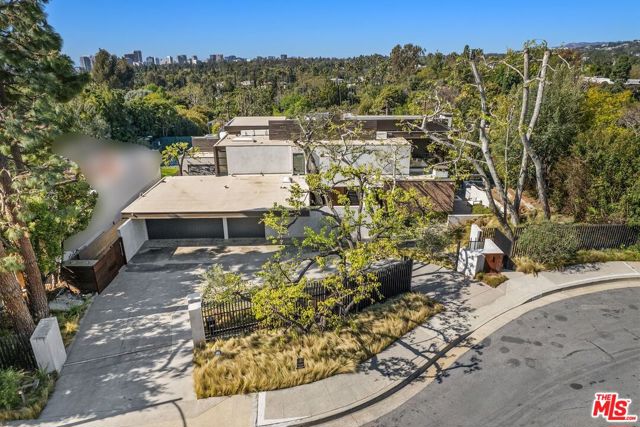 1005 Elden Way, Beverly Hills CA: https://media.crmls.org/mediaz/6c7f1414-8a7a-49f4-a1bb-9320b9800832.jpg