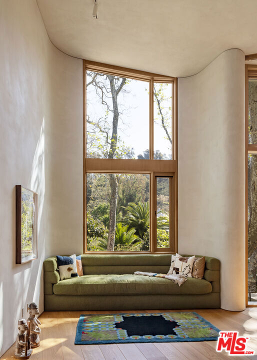 800 Brooktree Road, Pacific Palisades CA: https://media.crmls.org/mediaz/6c7f1c9d-f76b-428f-9f81-bb1d48e9ca92.jpg