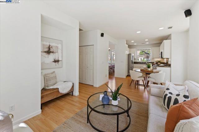 3989 Strafford Ct, Dublin CA: https://media.crmls.org/mediaz/6c8000e8-e3b5-4e0e-8f6a-1f1d53ffe376.jpg