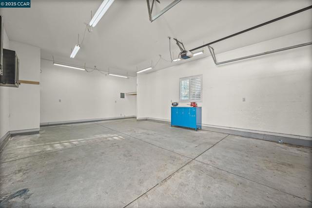 9822 Doyle Ct, Stockton CA: https://media.crmls.org/mediaz/6c81bf64-d6e2-42af-a727-203c39e77b0a.jpg