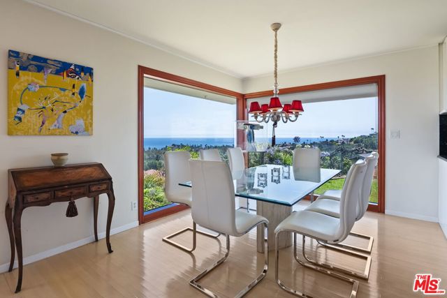 1166 LAS PULGAS Place, Pacific Palisades CA: https://media.crmls.org/mediaz/6c83737a-96ea-417a-96c0-880a7a023ec3.jpg
