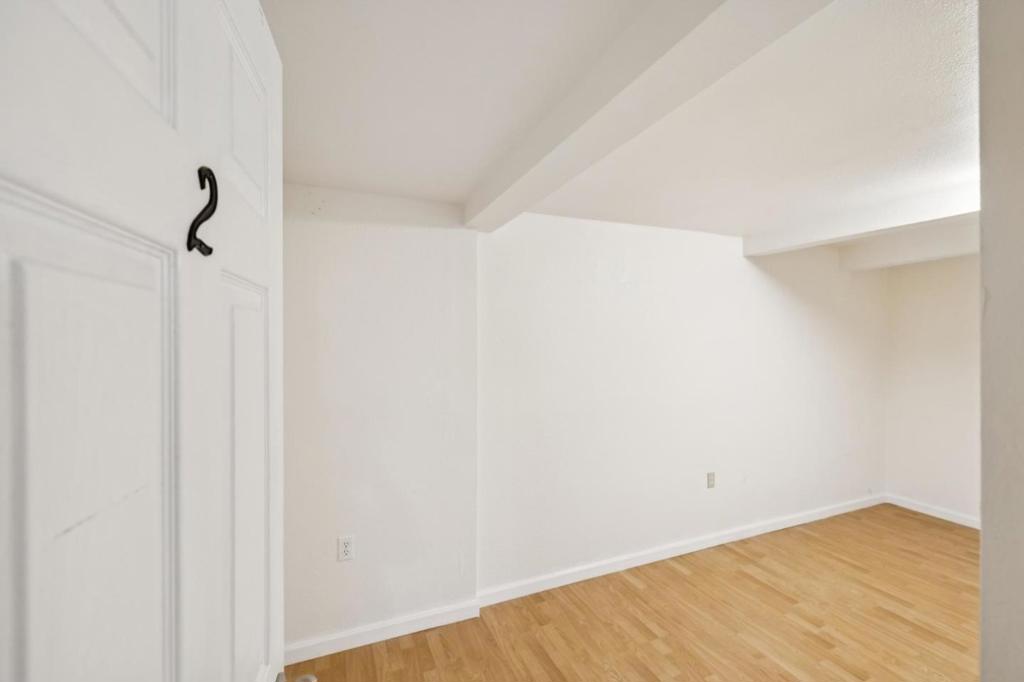 https://media.crmls.org/mediaz/6c8381ac-ba03-41cd-bc67-40e96d18377c.jpg?preset=X-Large