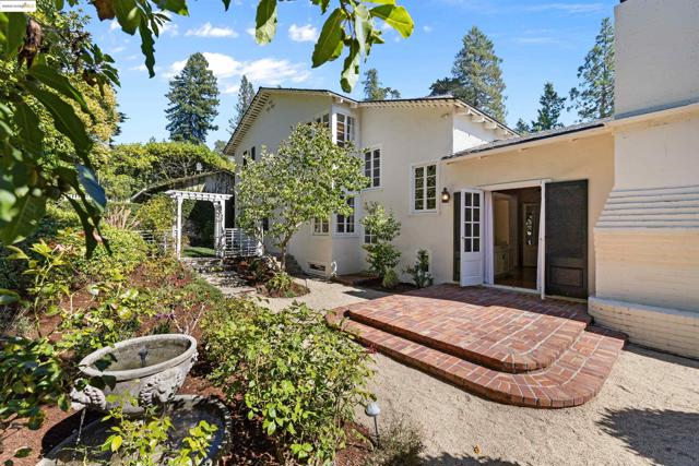 5701 La Salle Ave, Oakland CA: https://media.crmls.org/mediaz/6c841121-8123-45f3-9a1f-fd8f85ff599f.jpg