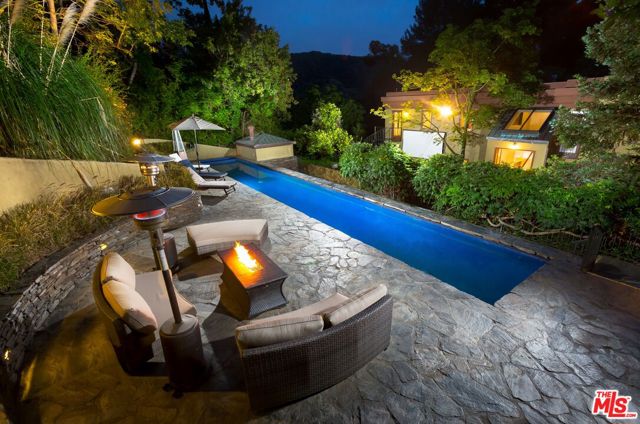 10023 Westwanda Drive, Beverly Hills CA: https://media.crmls.org/mediaz/6c84131b-b06e-442a-877d-21ea4d31f963.jpg