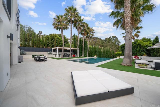 Detail Gallery Image 13 of 50 For 7713 Esterel Dr, La Jolla,  CA 92037 - 5 Beds | 5/1 Baths