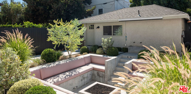 1715 S Kingsley Drive, Los Angeles CA: https://media.crmls.org/mediaz/6c8440f1-72e1-4814-b4b6-34c0ccf0cbf4.jpg