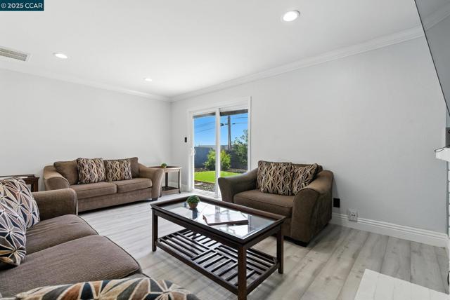 1015 Falcon Dr, Vallejo CA: https://media.crmls.org/mediaz/6c849fdf-f9dc-430a-9be9-a630aa2329d9.jpg