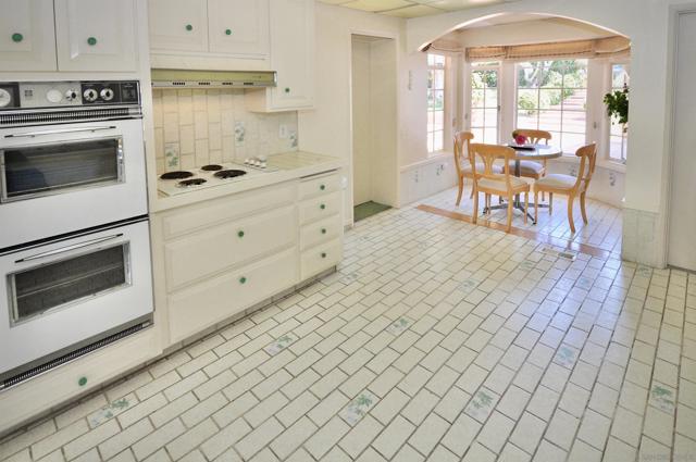 8294 Prestwick Dr, La Jolla CA: https://media.crmls.org/mediaz/6c85361a-c495-47ec-9f7b-6a2e9338ffbb.jpg