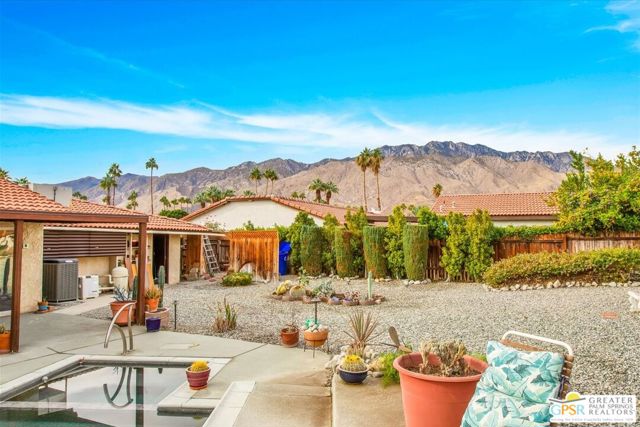 2250 Tamarisk Road, Palm Springs CA: https://media.crmls.org/mediaz/6c8550f5-3933-4ef5-a3e3-05cff118e222.jpg