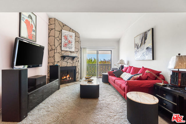 8162 Manitoba Street, Playa del Rey CA: https://media.crmls.org/mediaz/6c8559ce-27e9-4209-93ed-8c643092fb51.jpg