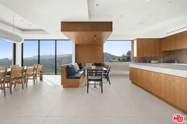 1731 Summitridge Drive, Beverly Hills CA: https://media.crmls.org/mediaz/6c85c964-6725-4888-b94a-805717030073.jpg