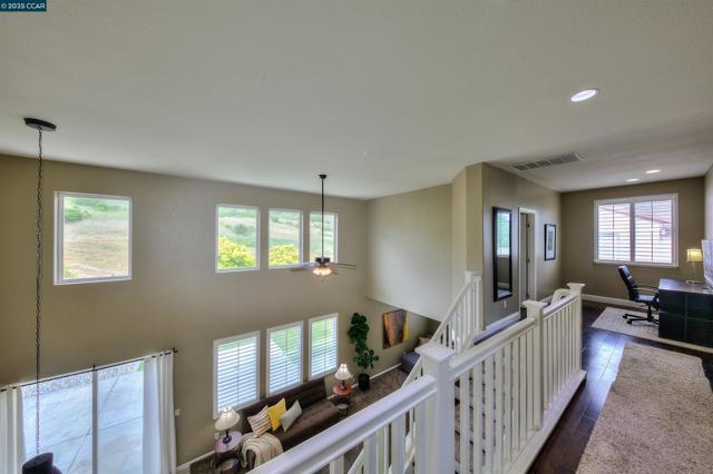 2927 Carlingford Ln, Vallejo CA: https://media.crmls.org/mediaz/6c86c2c1-487e-4c88-9329-c121d18a50c3.jpg