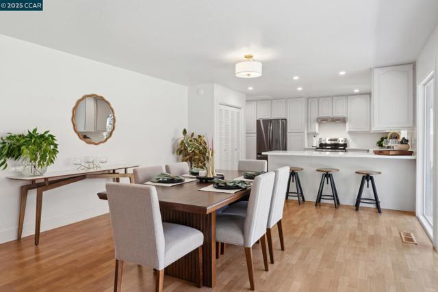 3739 Northridge Dr, Concord CA: https://media.crmls.org/mediaz/6c86ddf5-6483-4cf0-85ba-f9fb98a321e5.jpg