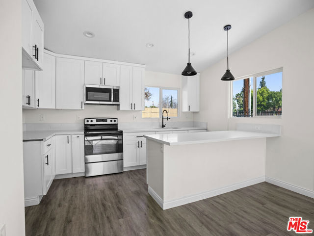 891 E 6th Street, Pomona CA: https://media.crmls.org/mediaz/6c873f64-8aee-43ec-be42-ee6abc9b732d.jpg