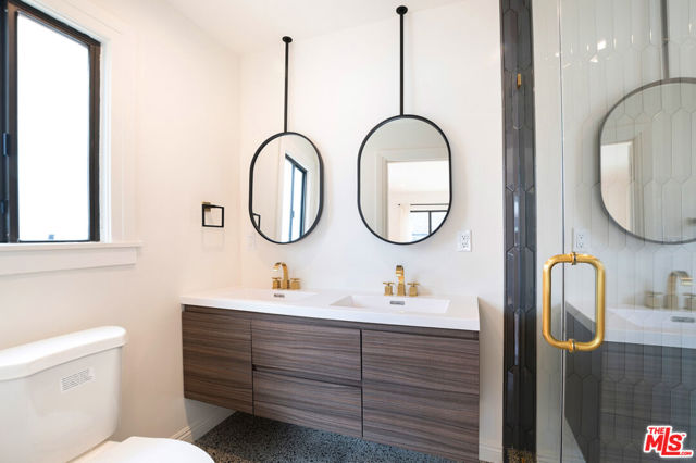 449 S Citrus Avenue, Los Angeles CA: https://media.crmls.org/mediaz/6c879e94-2907-4911-9c92-d4e85a6fde1e.jpg
