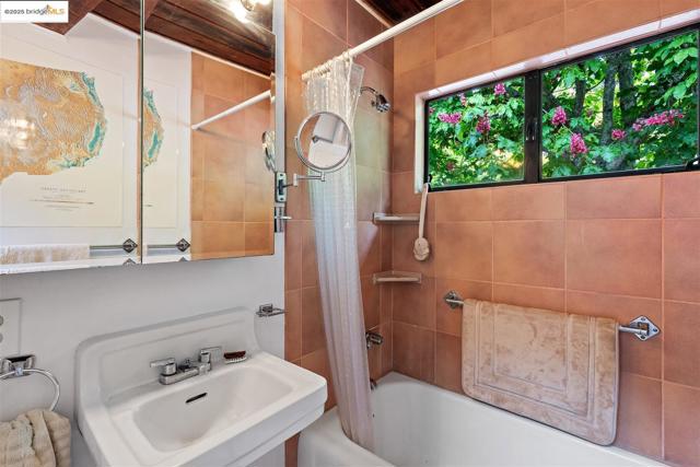 199 Fairlawn Dr, Berkeley CA: https://media.crmls.org/mediaz/6c87d33c-1afe-4097-a359-c753875eee26.jpg