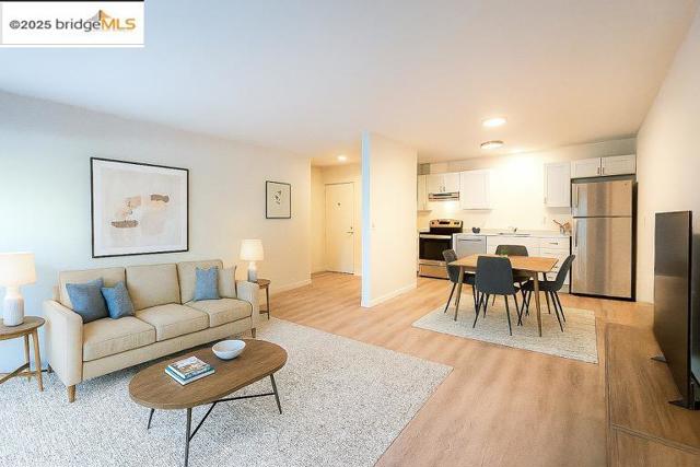 425 Orange Street, Oakland CA: https://media.crmls.org/mediaz/6c8838e6-588c-4849-a733-5bb70249d89d.jpg