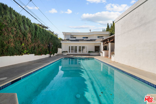 941 Yale Street, Santa Monica CA: https://media.crmls.org/mediaz/6c897c01-55bd-4c8b-ae46-c638d9cdeb76.jpg