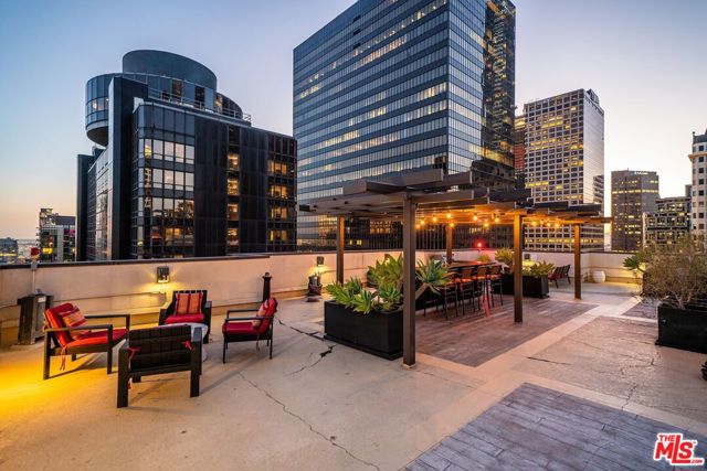 655 S Hope Street, Los Angeles CA: https://media.crmls.org/mediaz/6c89b3c8-5a25-418a-a3f4-5bcf9a7e61a0.jpg