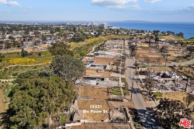 15321 De Pauw Street, Pacific Palisades CA: https://media.crmls.org/mediaz/6c89be90-f54d-468e-b4c6-9f7501d58e31.jpg