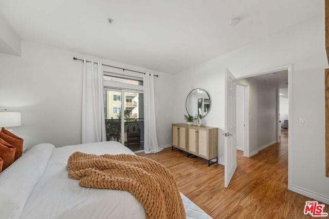 13200 Pacific Promenade, Playa Vista CA: https://media.crmls.org/mediaz/6c8a35d1-f7d7-4d96-be00-fa7f67190d7d.jpg