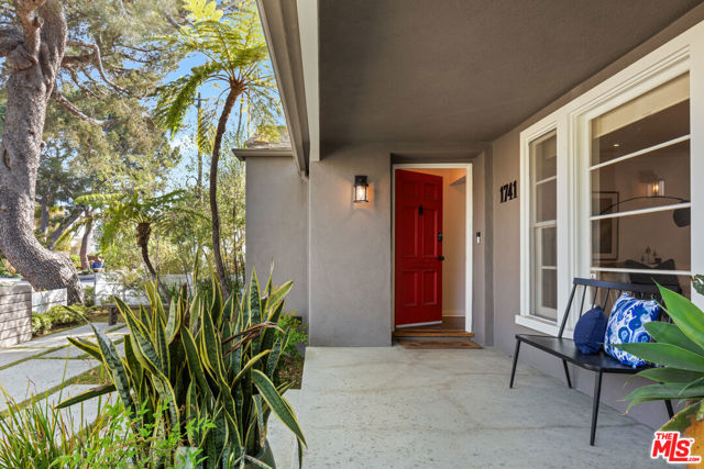 1741 Pier Avenue, Santa Monica CA: https://media.crmls.org/mediaz/6c8ba872-7a86-48ac-9371-89703ba0276e.jpg