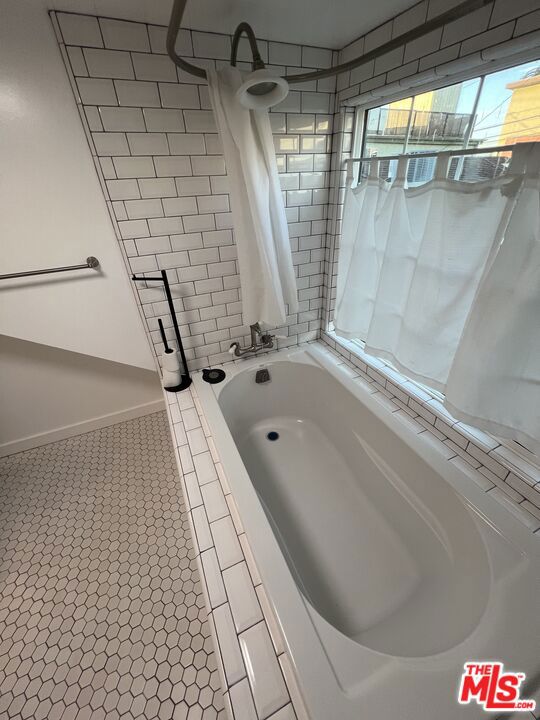 421 Grand Boulevard, Venice CA: https://media.crmls.org/mediaz/6c8ba974-5e40-4723-a223-2110f58673a3.jpg