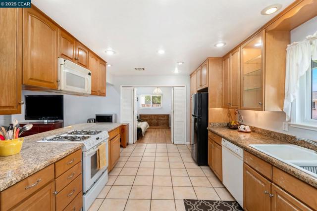 1216 Sherlock Way, Concord CA: https://media.crmls.org/mediaz/6c8c7741-e477-4f74-919c-b7cce7833a4e.jpg