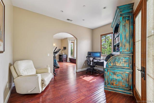 15035 Orchard View Dr, Poway CA: https://media.crmls.org/mediaz/6c8cee65-3201-4479-b4a0-aa54bbdd7d21.jpg