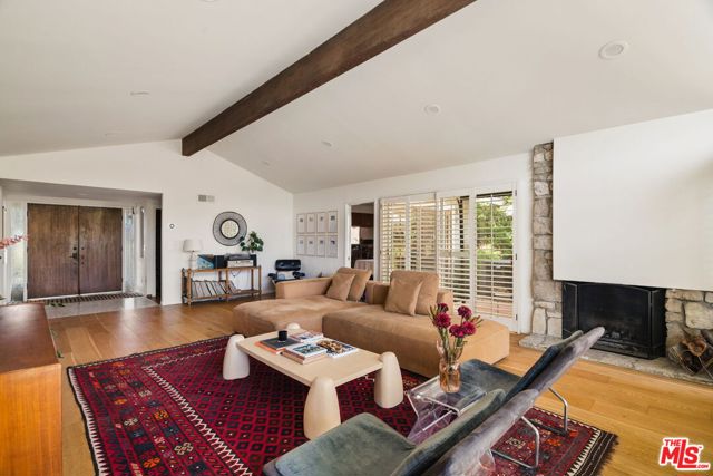 4748 Round Top Drive, Los Angeles CA: https://media.crmls.org/mediaz/6c8d8a84-0f51-4d49-8ec4-ff1c515525b2.jpg