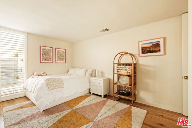 6641 Bedford Avenue, Los Angeles CA: https://media.crmls.org/mediaz/6c8db083-44e1-4a1e-994a-04340d69cf8b.jpg