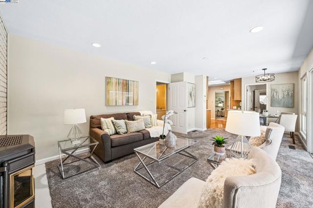2082 Boxwood Way, Fremont CA: https://media.crmls.org/mediaz/6c8deb27-be05-4bb7-982d-63028f9557a7.jpg