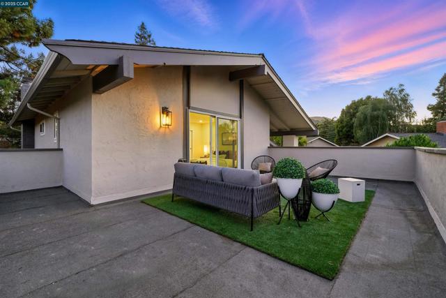 31 Junewood Ct, Danville CA: https://media.crmls.org/mediaz/6c8ea1fd-126e-4ede-8563-f5a13f32c7f8.jpg