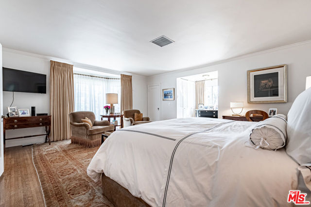 165 N Las Palmas Avenue, Los Angeles CA: https://media.crmls.org/mediaz/6c8ec6e6-7d10-4ce7-a3ca-8db179301f4c.jpg